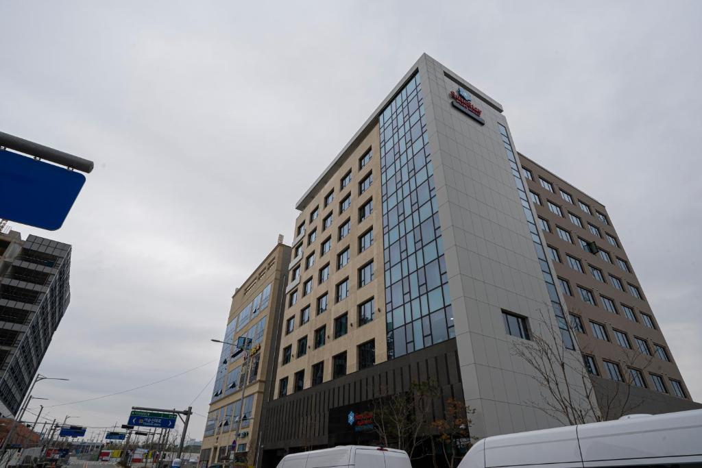 Surestay Plus Hotel By Best Western Асан Экстерьер фото